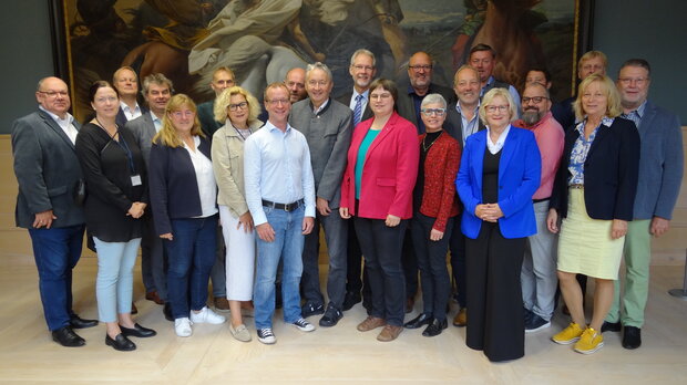 Die Abgeordneten des Petitionsausschusses des Landtages Mecklenburg-Vorpommern zusammen mit der Delegation des Petitionsausschusses des Schleswig-Holsteinischen Landtages. Foto: Landtag M-V